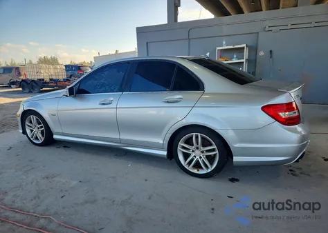 2012 Mercedes-Benz C 250 z USA, uszkodzony, nr VIN WDDGF4HB2CR238092